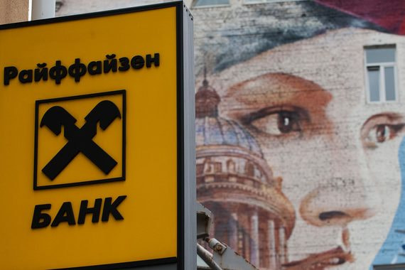 Вносить изменения в действующие условия вкладов пока не планирует Райффайзенбанк