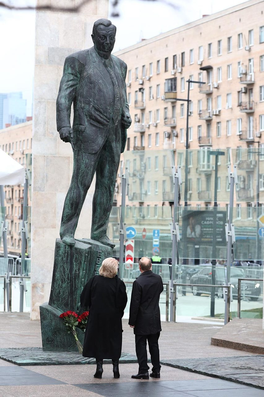 памятник примакову на смоленской площади в москве