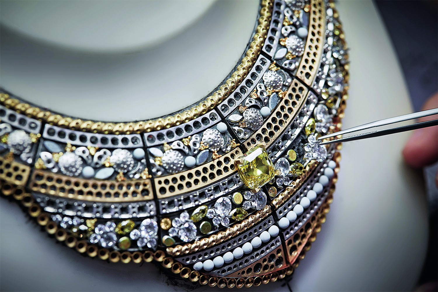 Процесс создания колье-воротника Roubachka с центральным желтым бриллиантом весом 9,5 карата