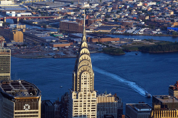 Chrysler Building на фото в центре