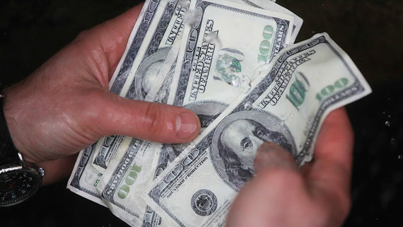 ЦБ и Минфин хотят снизить этот порог для вкладов в валюте, что ограничит рост ставок валютных вкладов