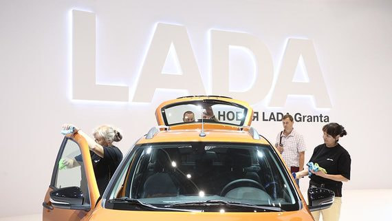 Даже популярную Lada Granta покупают меньше, чем в прошлом году (в ноябре было продано на 5,6% автомобилей меньше, чем годом ранее)