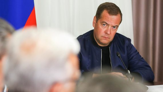 Медведев поручил улучшить отношения контролеров и бизнеса