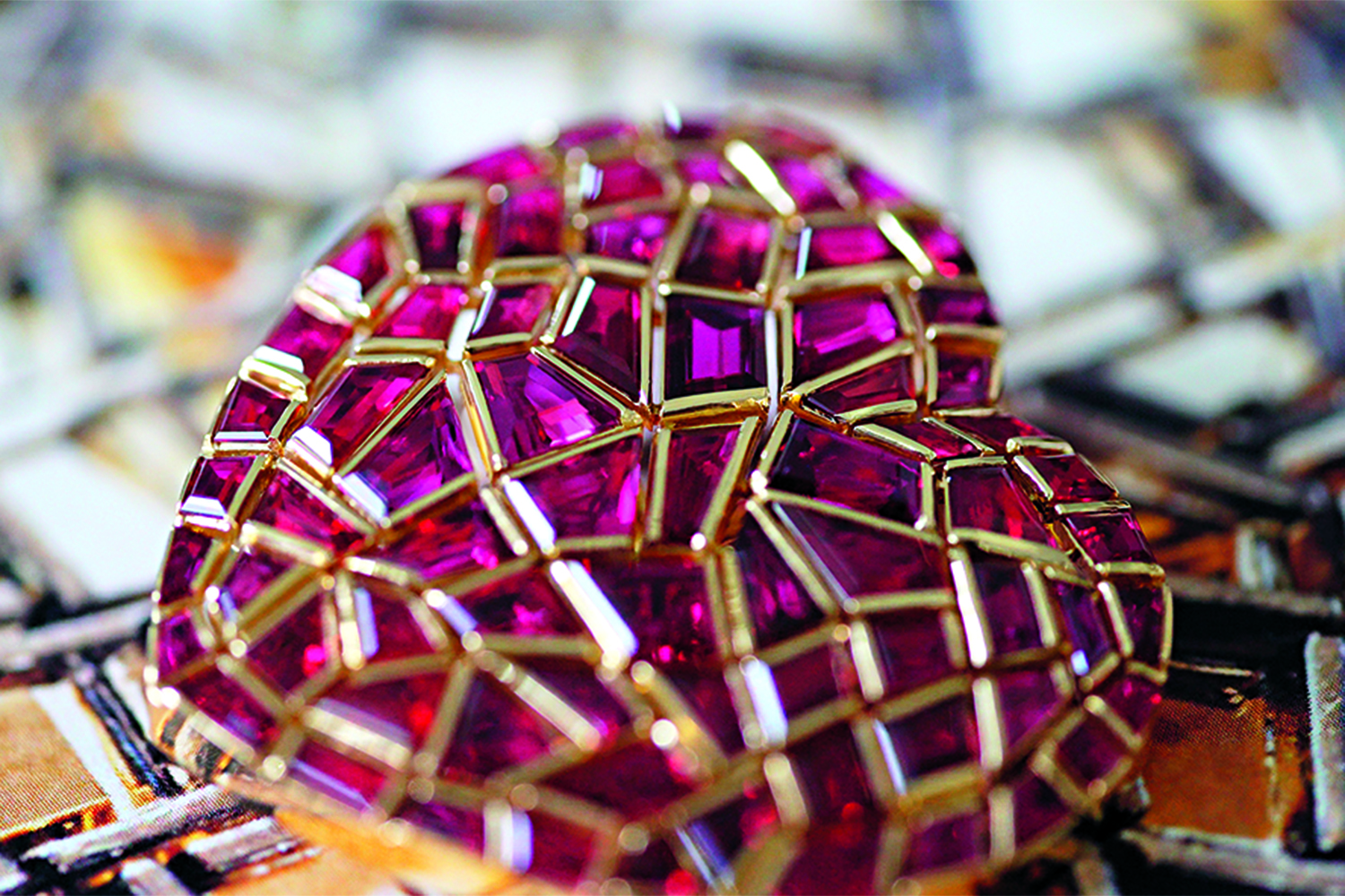 Брошь-сердце из линии Icons «составлена» из рубинов неправильной фантазийной огранки