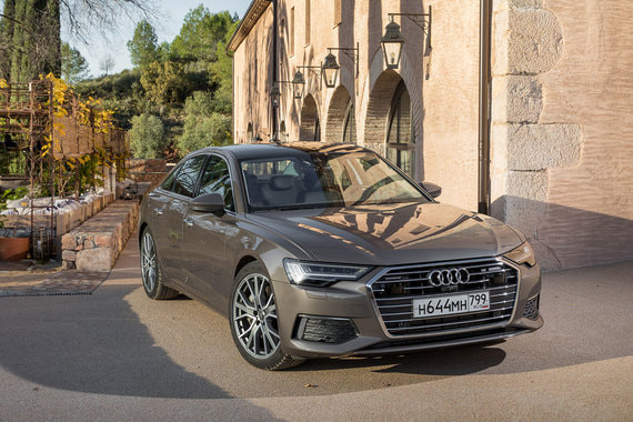 Анфас Audi А6 выглядит умеренно агрессивно и слегка нахмуренно: традиционно большая радиаторная решетка, строгий взгляд изумительно вычерченных граненых фар