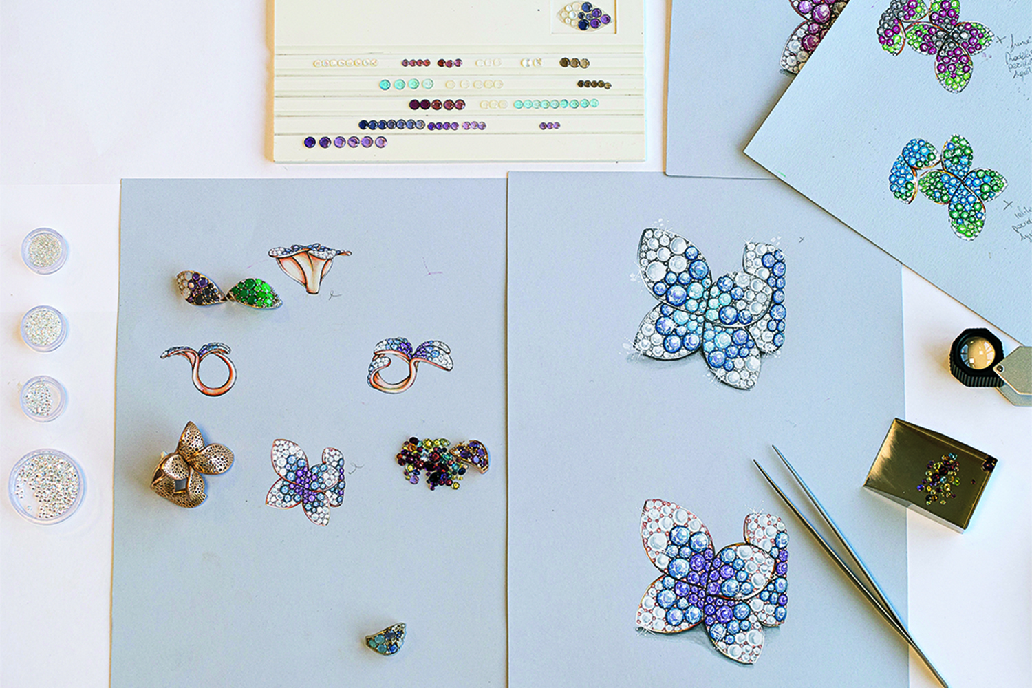 Цвет и размер драгоценных камней в Pasquale Bruni подбираются по детализированным акварельным рисункам будущих украшений