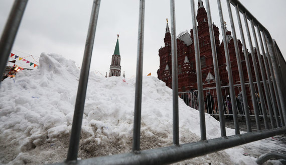 В центр Москвы завезли искусственный снег