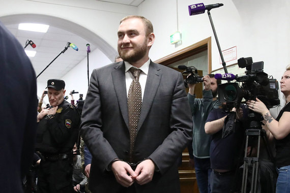 Сенатор от Карачаево-Черкесии Рауф Арашуков был задержан в среду прямо во время пленарного заседания Совета Федерации