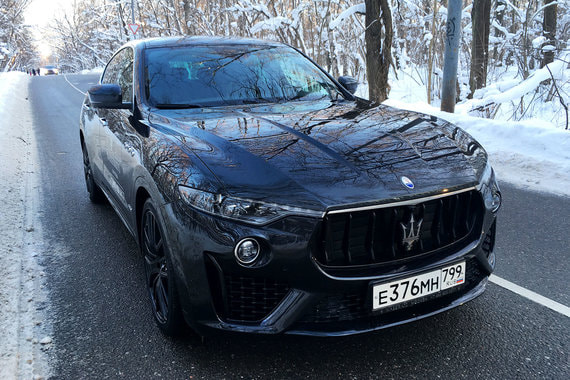 Maserati Levante S GranSport безошибочно чертит любой поворот, оставаясь на снежной каше почти таким же невозмутимым, как на сухом асфальте