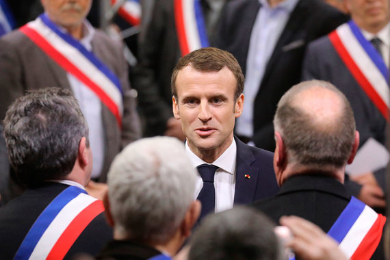 Президент Франции готов ударить по «желтым жилетам» референдумом