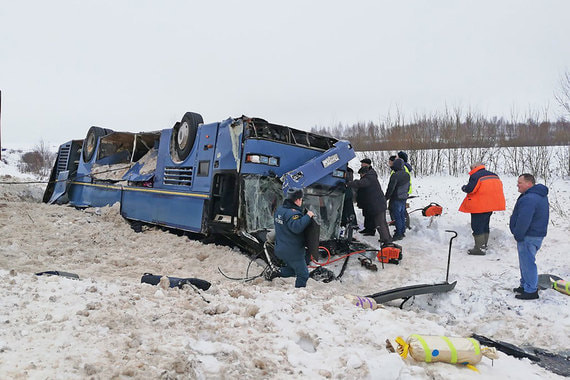 В автобусе находились 48 человек, в том числе 33 ребенка, по данным МЧС