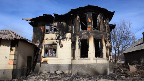 Погромы, поджоги и массовая драка. Что произошло в селе на юге Казахстана