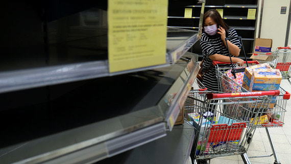 Эффект коронавируса: в Гонконге из-за эпидемии опустошают полки магазинов