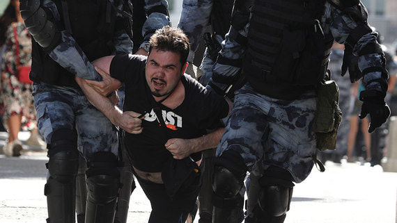 Сенатор заявил об уголовных делах за превышение полномочий на митингах в Москве