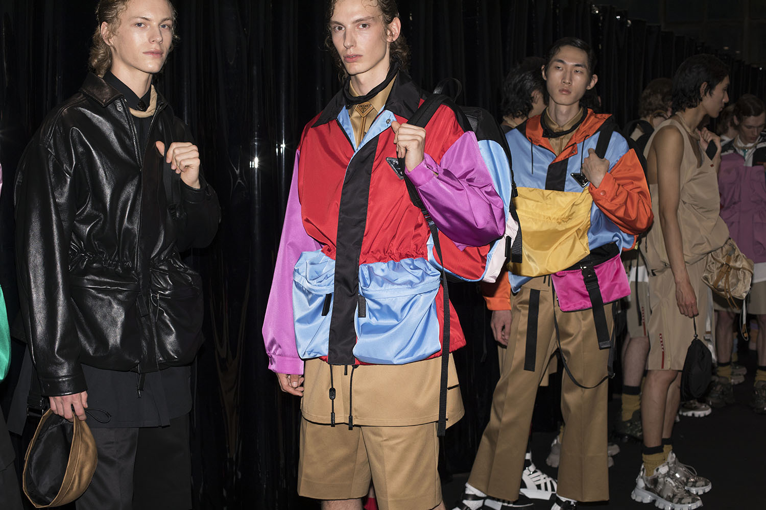 С каждым новым  сезоном Прада неизменно предстает  смелым экспериментатором и  ее видение кажется все моложе по форме и менталитету