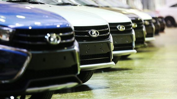 Продажи Lada за февраль упали в три раза сильнее рынка