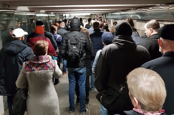 На въездах в Москву и на входе в метро образовались пробки из-за пропусков