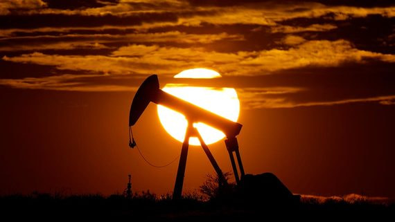 Производителям нефти приходится доплачивать покупателям за сырье