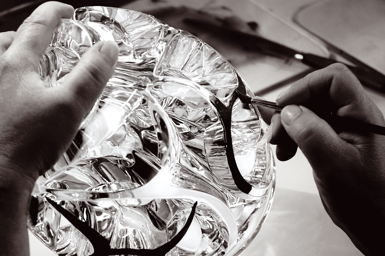 Процесс росписи вазы «Вихрь», которая впервые была создана в 1926 году и до сих пор является бестселлером Дома