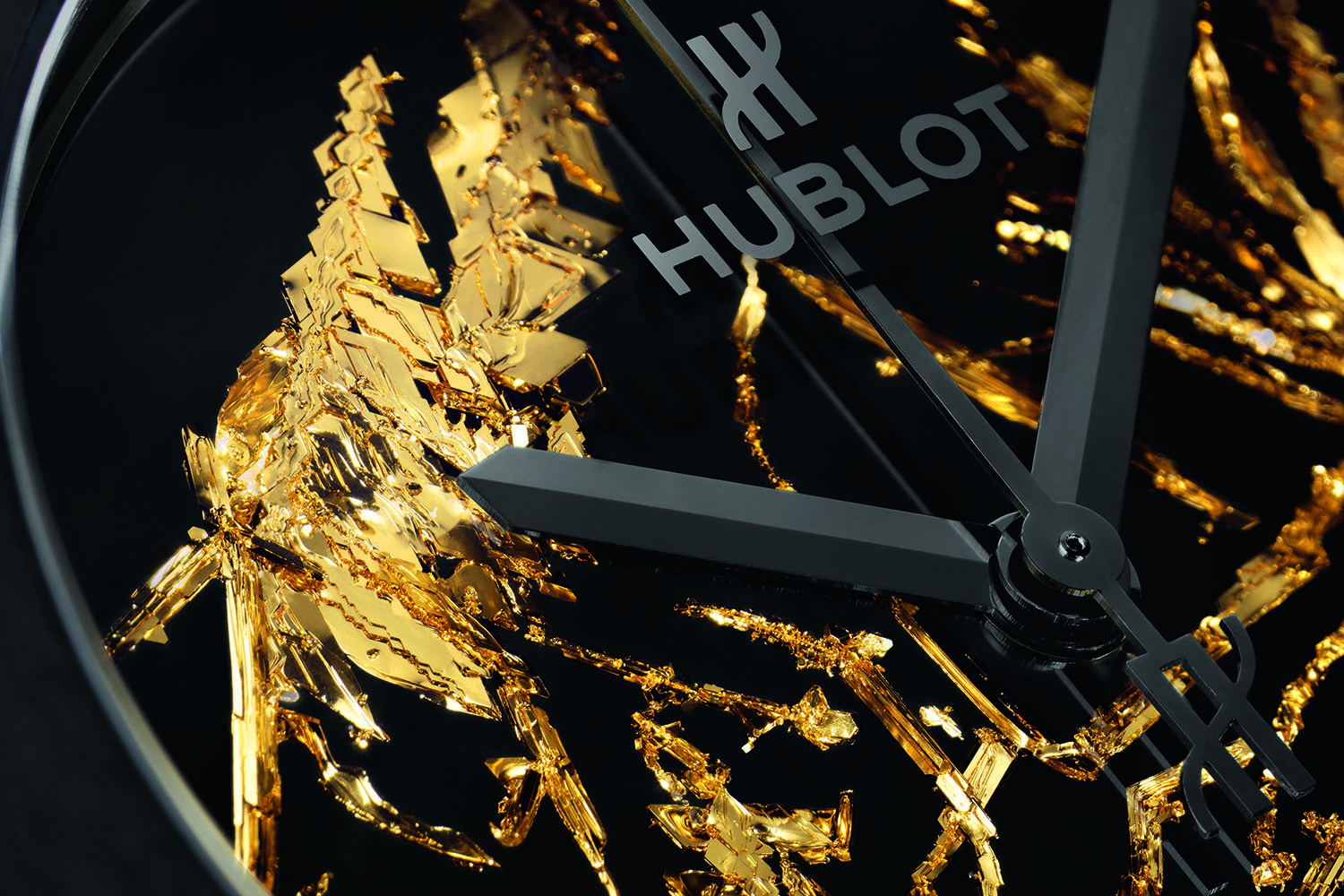 Каждый циферблат часов Hublot Classic Fusion Gold Crystal без преувеличения – уникален: непроизвольное соединение кристаллов золота никогда не повторяется