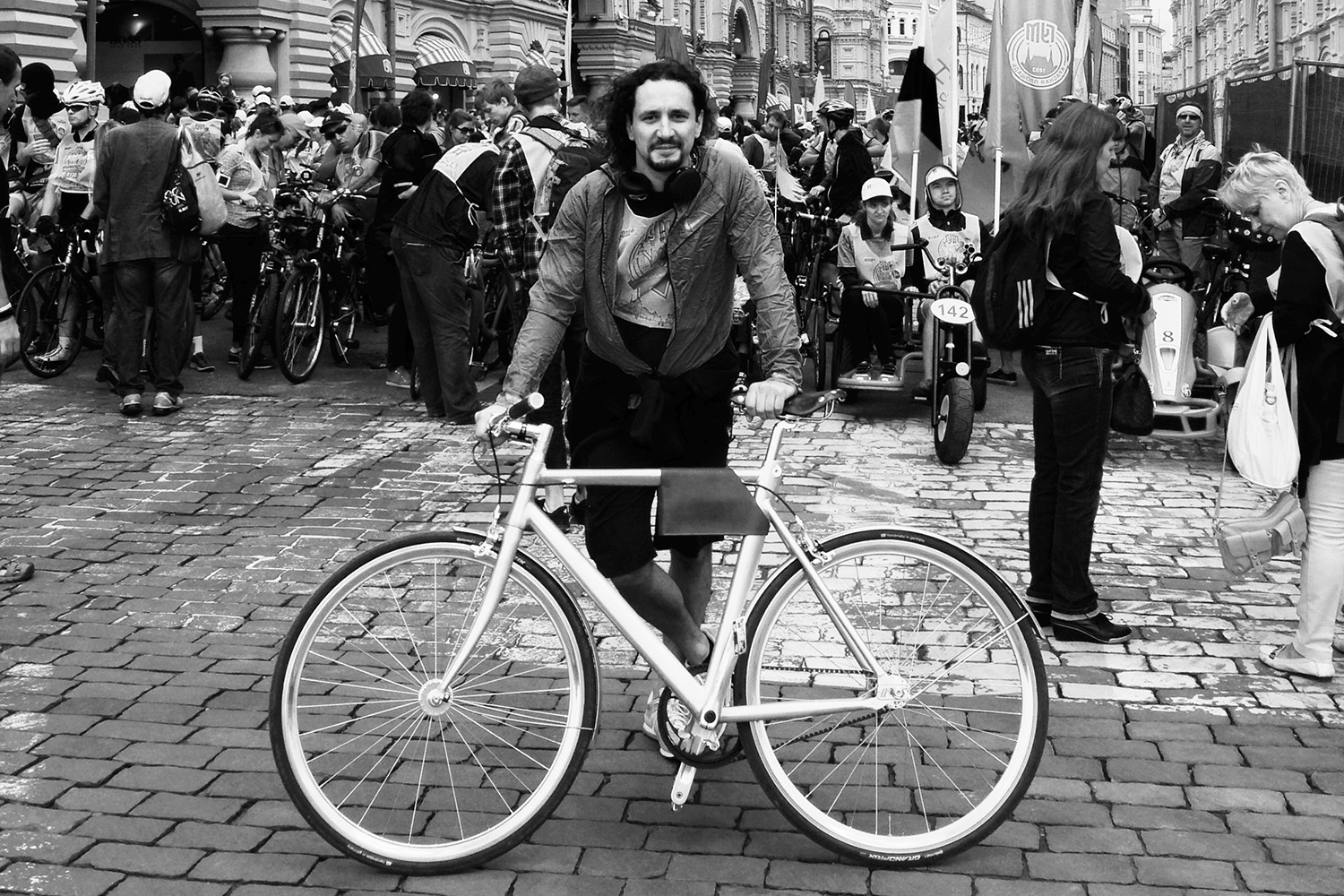 Как только сходит снег, Юлий пересаживается на велосипед