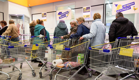 В Великом Новгороде возбудили дело из-за очередей за продуктовыми наборами