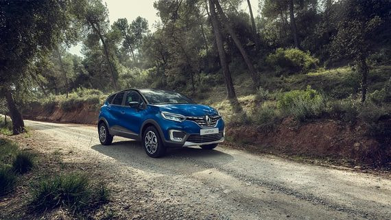 Внешних изменений у обновленного Renault Kaptur не много: новая решетка радиатора, светодиодные фары, литые колесные диски и складывающиеся боковые зеркала