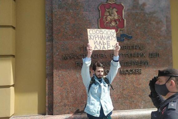 Полиция задержала более десяти участников пикетов у здания МВД в Москве