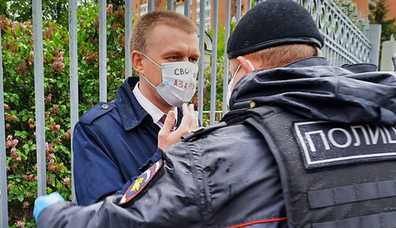 Возле Мосгорсуда задержали депутата и активиста за пикеты в поддержку Азара