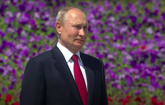 Путин принял участие в церемонии поднятия флага на Поклонной горе. Главное