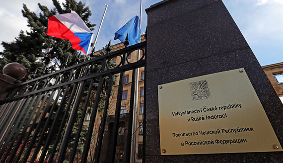 Россия выслала двоих сотрудников посольства Чехии