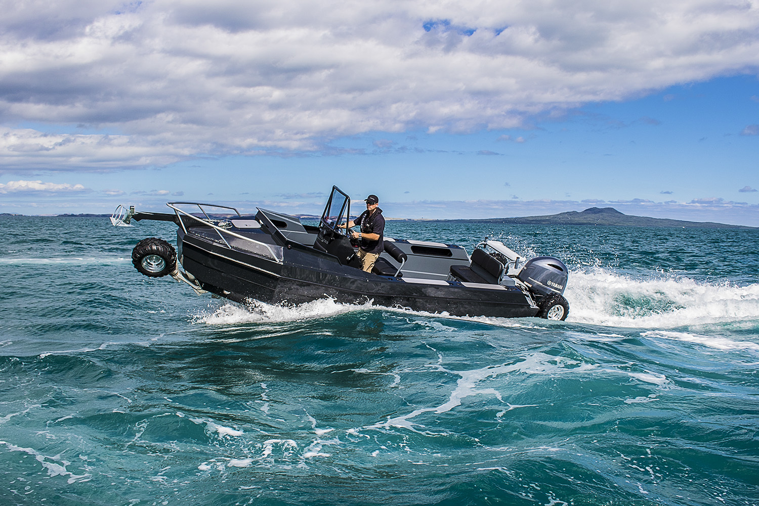 Лодки-амфибии используются не только для рыбалки, но и для спасения людей