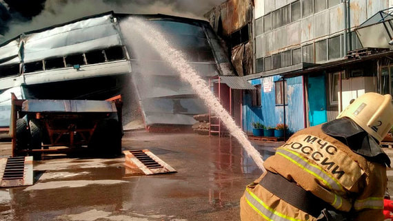 Пожар на лакокрасочном складе в Самаре. Фотографии