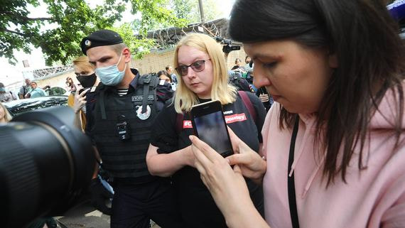 У СИЗО «Лефортово» начались задержания журналистов, пришедших поддержать Сафронова