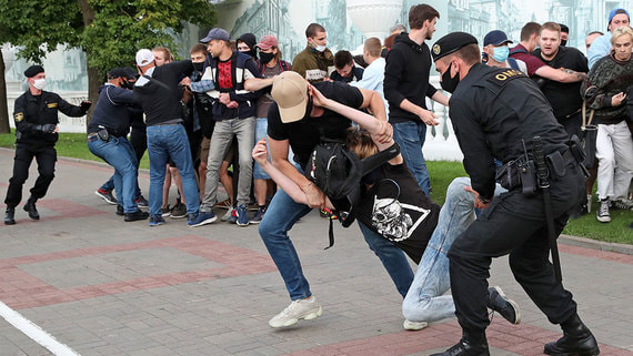 Милиция Белоруссии задержала журналистов и прохожих на акциях в поддержку Бабарико