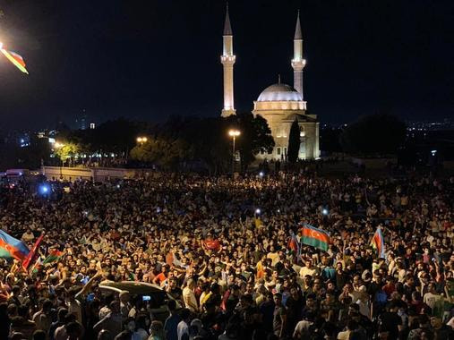 В Азербайджане начались стихийные массовые митинги в поддержку армии