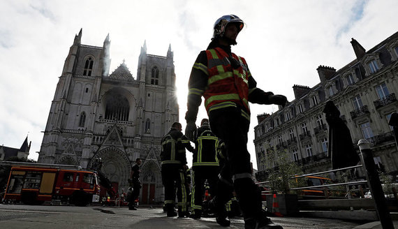 Пожар в кафедральном соборе в Нанте. Фотографии