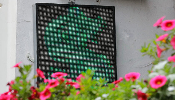 Биржевой курс доллара поднялся выше 72 рублей впервые с начала июля
