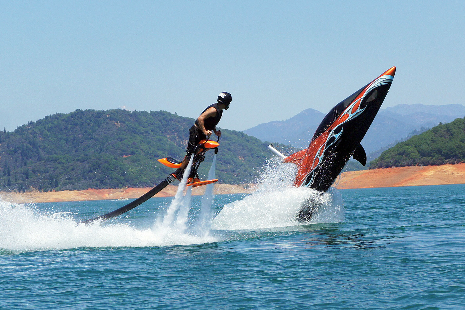 Джетоватор – это, по сути, насадка на гидроцикл, а сибричер – нечто среднее между подводной лодкой и гидроциклом