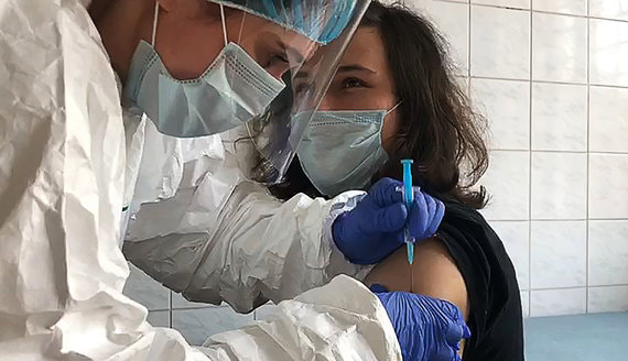 Назван срок поступления российской вакцины от COVID-19 в гражданский оборот