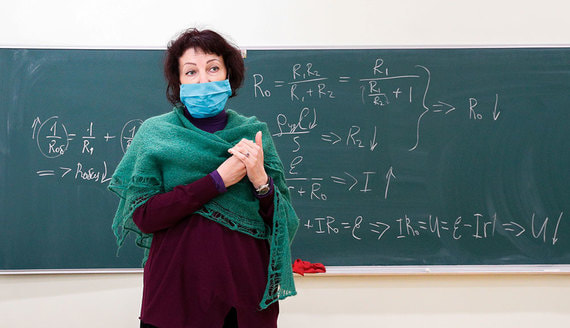 Минпросвещения: регионы смогут ввести обязательное ношение масок для учителей