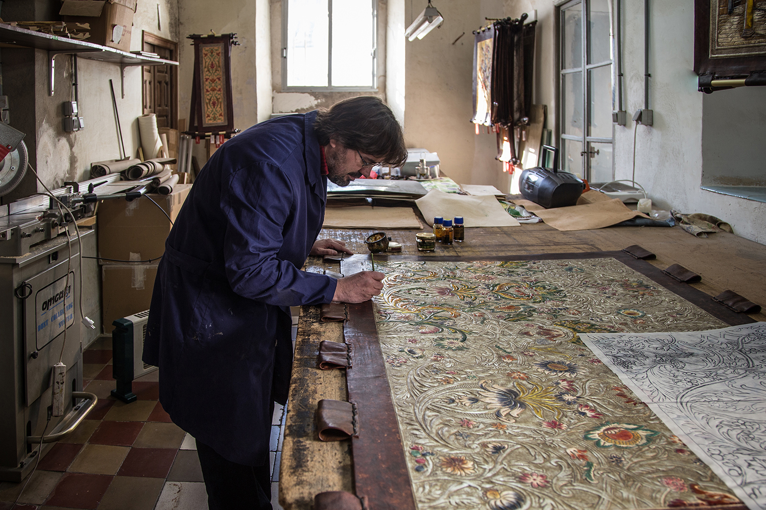 Даниель – кожевенник в третьем поколении и продолжает развивать мастерство, которое было передано ему по наследству