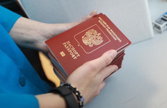 Более 130 000 жителей ДНР стали гражданами России