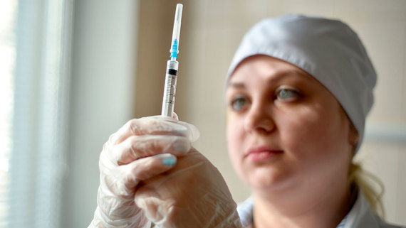 Названа дата начала пострегистрационных испытаний первой вакцины от COVID-19