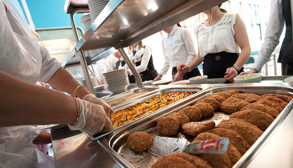 Правительство выделило еще около 30 млрд рублей на горячее питание в школах