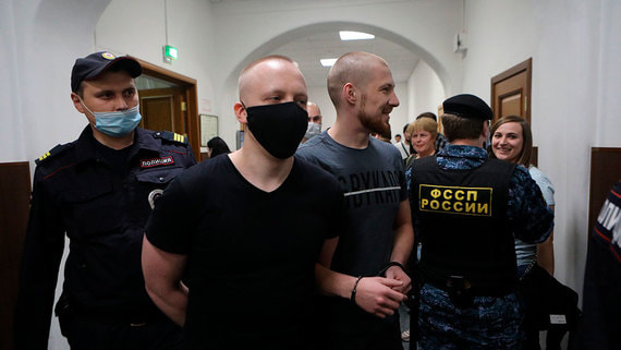 Суд продлил арест экс-полицейским по делу Голунова