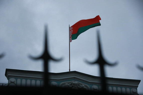 Силовики развернули БТРы у резиденции Лукашенко