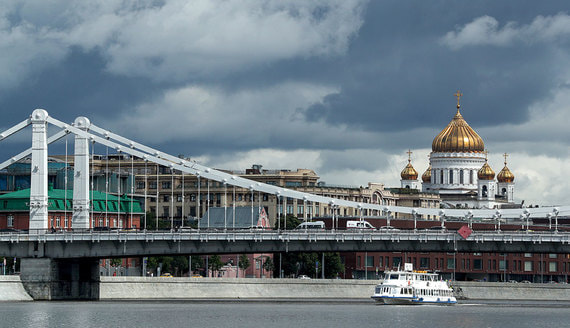 Крымский мост в Москве поврежден проходящей баржей