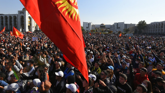 В Бишкеке пострадали 16 участников акций протеста