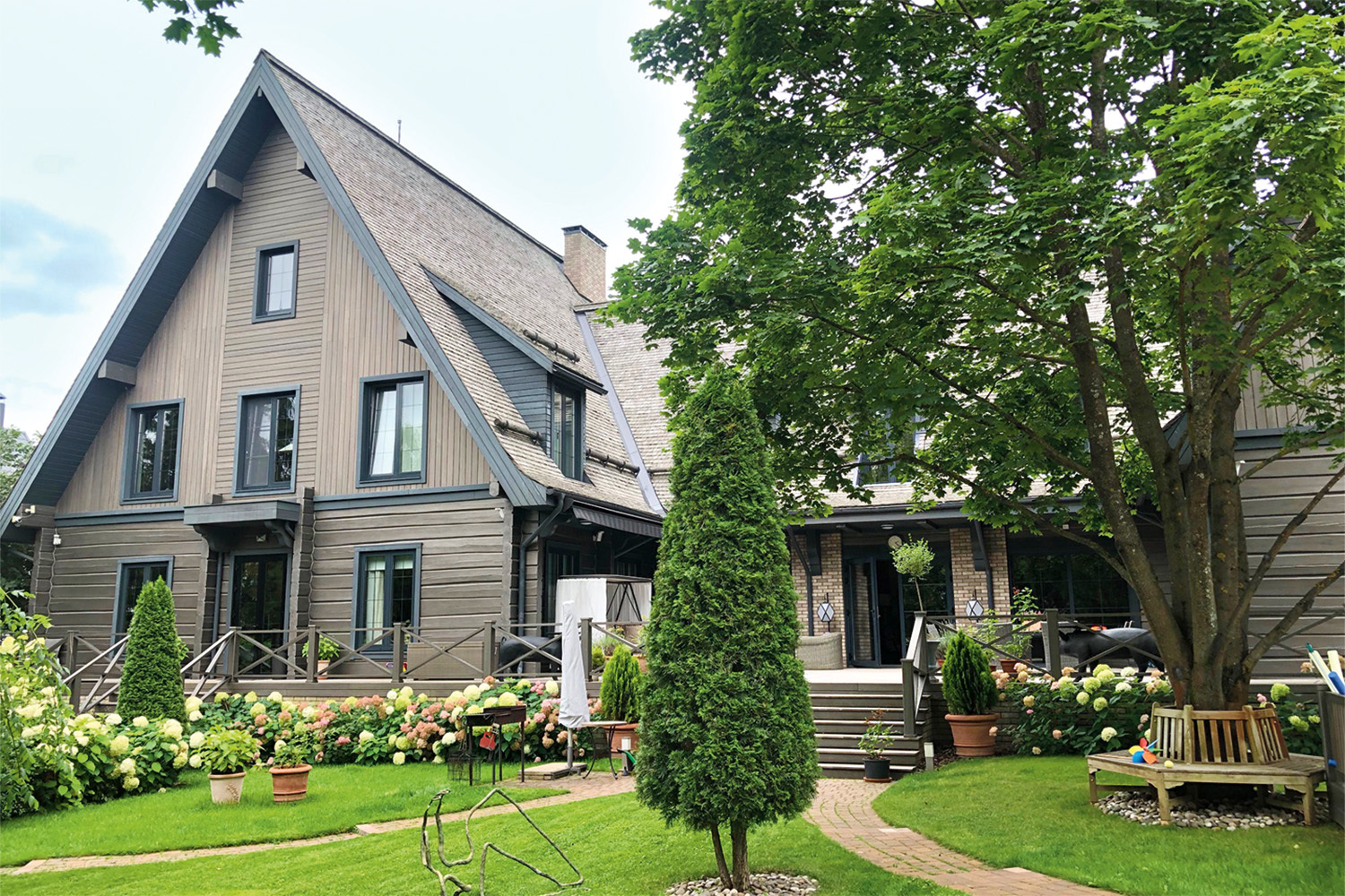 Дом состоит из двух флигелей, объединенных переходом